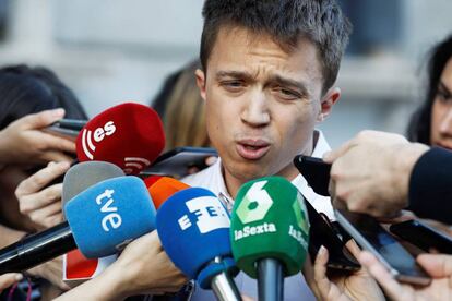 Íñigo Errejón responde a la prensa tras la filtración del acuerdo que proponía Carolina Bescansa.