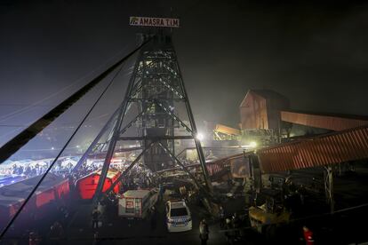  La explosión produjo un incendio en el interior de la mina, que se prolongó durante horas. “No sabemos nada. Había polvo y humo, no pudimos ver qué pasó. Yo salí por mis propios medios. Los que estábamos algo alejados solo sentimos la presión de la explosión, pero no pudimos ver nada”, narró a la cadena NTV un minero que logró salir del pozo antes de que llegaran los equipos de rescate. En la imagen, trabajos de rescate en la mina.