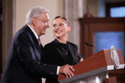 El presidente de México y su esposa, Beatriz Gutiérrez Müller, ríen durante la conferencia, el 11 de septiembre de 2024.