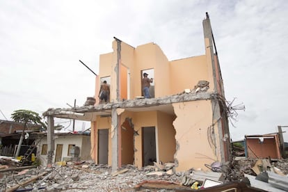 Vecinos de la Chorrera rescatan material de sus antiguas casas para empezar a contruir sus hogares temporales en la playa. 