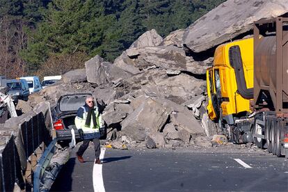 La autopista A-8 ha quedado cortada en el lugar del accidente. Primero en los dos sentidos, y luego sólo en el carril más afectado, mientras los servicios de emergencias trabajaban para limpiar el paso.