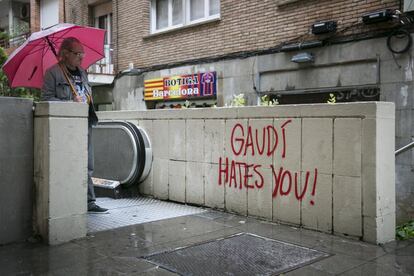 El govern ha celebrat que els ciutadans comparteixin la seva preocupació. L'enquesta també revela que la ciutadania avala la gestió municipal. A la imatge, pintada contra els turistes al barri de Vallcarca, l'11 de maig.