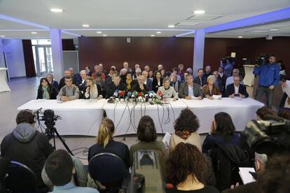 El grupo de "mediadores" en el desarme de ETA en un acto reciente en Bayona (Francia).