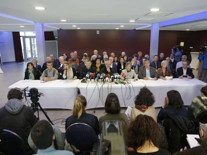 El grupo de "mediadores" en el desarme de ETA en un acto reciente en Bayona (Francia).