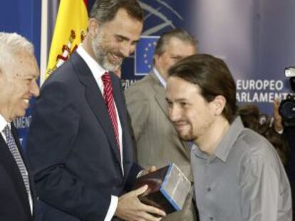 El Rey, tras recibir de Pablo Iglesias una colección de 'Juego de Tronos' durante la visita del monarca a la Eurocámara en Bruselas el pasado mes de abril.