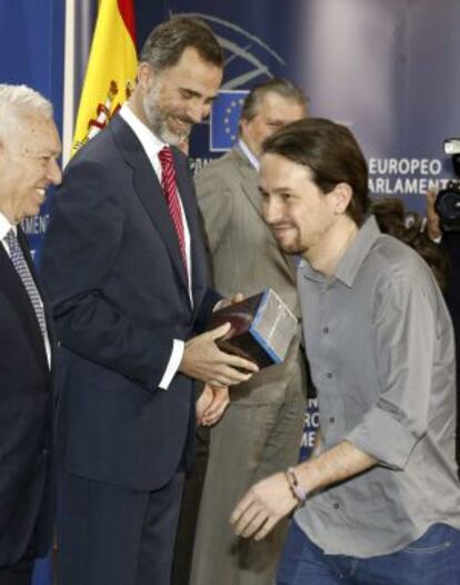 El Rey, tras recibir de Pablo Iglesias una colección de 'Juego de Tronos' durante la visita del monarca a la Eurocámara en Bruselas el pasado mes de abril.