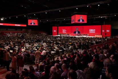 El secretario general del PSOE de Andalucía, Juan Espadas (en las pantallas), durante su intervención en el Congreso Federal del PSOE celebrado en Sevilla.