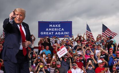 El presidente de Estados Unidos y candidato a la reelección a la Casa Blanca, Donald Trump, en un mitin en el aeropuerto Smith Reynolds de California.