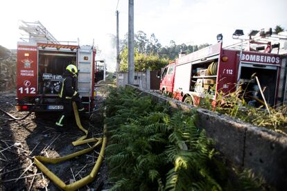 Bomberos trabajan en las proximidades donde se produjo el suceso.