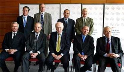 James Watson, sentado en el centro, rodeado por lord Sainsbury (ministro británico de Ciencia), el embajador John Holmes, Gerard Collomb (alcalde de Lyón) y François Jacob (de izquierda a derecha). Detrás, Federico Mayor  (copresidente de Biovision) y los premios Nobel Thomas R. Cech, Werner Arber y Jean-Marie Lehn.