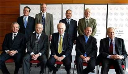 James Watson, sentado en el centro, rodeado por lord Sainsbury (ministro británico de Ciencia), el embajador John Holmes, Gerard Collomb (alcalde de Lyón) y François Jacob (de izquierda a derecha). Detrás, Federico Mayor (copresidente de Biovision) y los premios Nobel Thomas R. Cech, Werner Arber y Jean-Marie Lehn.