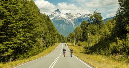 La Carretera Austral se adentra en la Patagonia chilena, con nieves perpetuas. Un recorrido fascinante que ahora se puede realizar sin emitir CO₂.