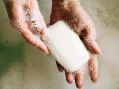 Una pauta básica para una correcta higiene íntima es utilizar jabones suaves que no alteren el pH. GETTY IMAGES.