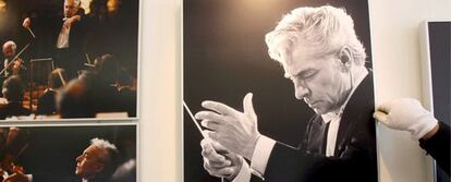 Un hombre coloca una foto de Herbert von Karajan que forma parte de la exposición 'Herbert von Karajan - El director de orquesta y su fotógrafo' en el Museo Staedtische de Uberlingen (Alemania), ayer 1 de abril de 2008.