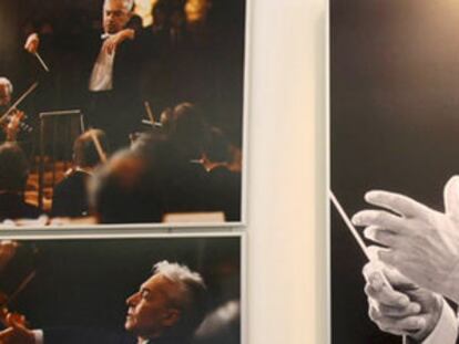 Un hombre coloca una foto de Herbert von Karajan que forma parte de la exposición 'Herbert von Karajan - El director de orquesta y su fotógrafo' en el Museo Staedtische de Uberlingen (Alemania), ayer 1 de abril de 2008.
