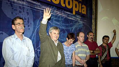 Julen Madariaga, a la izquierda, y Patxi Zabaleta, al lado, junto al resto de la ejecutiva de Aralar, durante la clausura del congreso constituyente de la formacion, en junio de 2002.