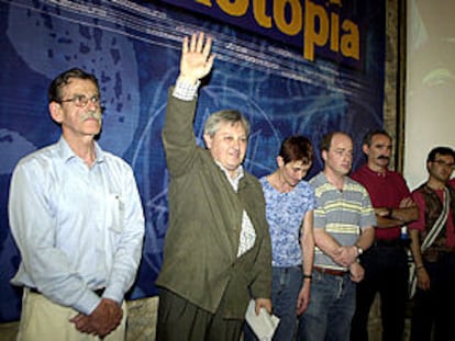 Julen Madariaga, a la izquierda, y Patxi Zabaleta, al lado, junto al resto de la ejecutiva de Aralar, durante la clausura del congreso constituyente de la formacion, en junio de 2002.