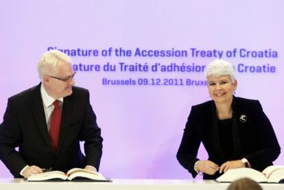 El presidente croata, Ivo Josipovic, y la primera ministra en funciones, Jadranka Kosor, firman el tratado de adhesión.