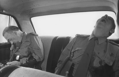 Los cadáveres del general de Brigada, Juan Sánchez Ramos (i) y su ayudante, el teniente coronel Juan Pérez Rodríguez, fotografiados en el interior del vehículo donde fueron asesinados frente al domicilio del primero, en la calle Bristol de Madrid, cuando se disponian a partir en un vehiculo oficial. El atentado fue reivindicado posteriormente por ETA, el día en que se aprobaba el texto de la Constitución en el Congreso, el 21 de julio de 1978.