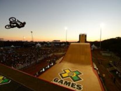 Un deportista en una prueba de BMX Big Air en los X Game.