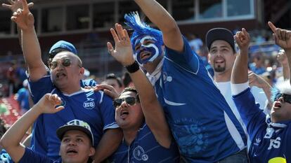 Seguidores de El Salvador animan en el duelo ante Espa&ntilde;a.