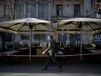 Una terraza cerrada en Barcelona el pasado febrero.