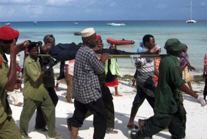 Un hombre rescatado del naufragio de un ferry en Zanzíbar es transportado al hospital en Nungwi, en el archipiélago tanzano de Zanzíbar.
