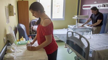 Pepa Nogales y Roberto Prieto, junto a su hija Valeria, en el hospital de Valme (Sevilla).