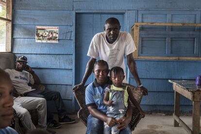 Fatma tiene 16 años y con 11 años su familia la obligó a casarse con Vanu, de 46. Su vida es prácticamente la de una esclava, encerrada en la vivienda familiar. “Este hombre no es de mi edad, es muy viejo para mí”, cuenta Fatma.