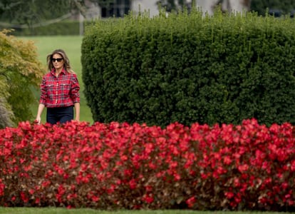 Melania Trump tuvo el viernes su primer acercamiento a la huerta de la Casa Blanca, una iniciativa lanzada por su antecesora, la ex primera dama Michelle Obama.