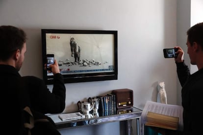 Un par de visitantes toman fotografías de una de las instalaciones del hotel.