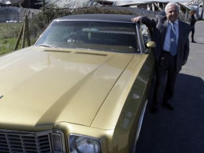 José Luis Baltar posa junto a un Chevrolet que forma parte de su colección de automóviles clásicos.