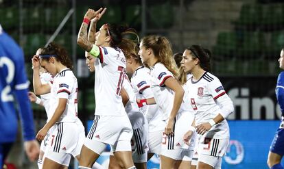 Jenni Hermoso (con el brazalate) celebra con sus compañeras uno de sus goles este viernes ante Moldavia en La Ciudad del Fútbol de Las Rozas.