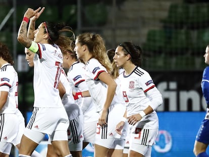 Jenni Hermoso (con el brazalate) celebra con sus compañeras uno de sus goles este viernes ante Moldavia en La Ciudad del Fútbol de Las Rozas.