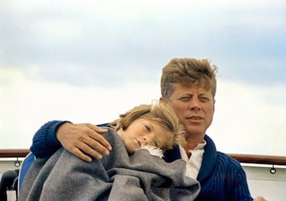 John F. Kennedy con su hija Caroline a bordo del 'Honey Fitz' en Hyannis Port, Massachusetts (EE UU), el 25 de agosto de 1963.