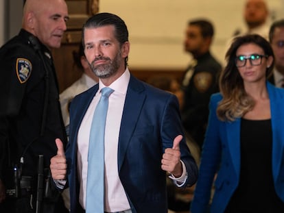 Donald Trump Jr., hijo del candidato republicano y condenado también por fraude junto con su hermano Eric, a su salida del juzgado, en noviembre.