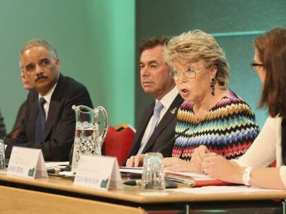 El secretario de Justicia de Estados Unidos Eric Holder; el ministro irland&eacute;s de Justicia e Interior Alan Shatter y la comisaria europea de Justicia, Viviane Reding en Dubl&iacute;n el 14 de junio.