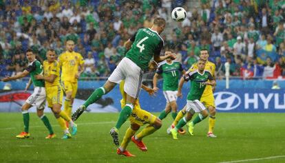 McAuley marca de cabeza el primer gol de Irlanda del Norte.