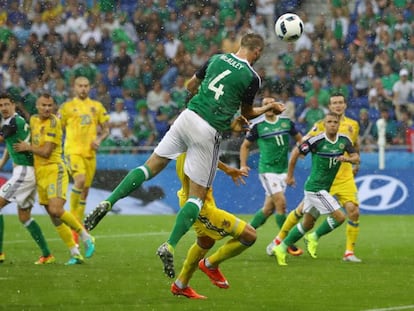 McAuley marca de cabeza el primer gol de Irlanda del Norte.