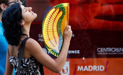 Una mujer se abanica mientras pasea por una calle de Madrid. Un total de 18 provincias, Baleares y las ciudades autónomas de Ceuta y Melilla se encuentran este miércoles en alerta amarilla por calor, según el Plan Nacional de Acciones Preventivas por Altas Temperaturas, puesto en marcha por el Ministerio de Sanidad.