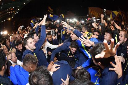 Jugadores e hinchas de Boca celebran el t&iacute;tulo en la puerta del hotel.