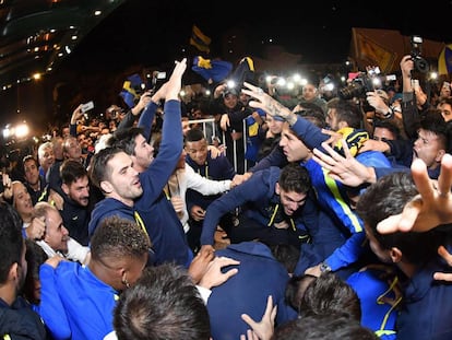 Jugadores e hinchas de Boca celebran el t&iacute;tulo en la puerta del hotel.