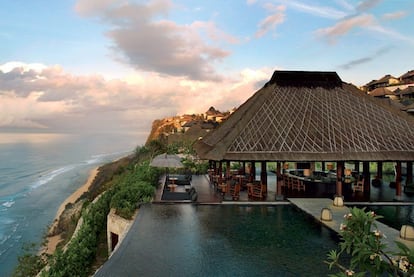 Las villas del Bulgari Bali se asoman a un acantilado a 150 metros sobre del Ocano ?ndico, al que se puede bajar en ascensor. En total 59 caba?as a todo lujo (y desde unos 900 euros la noche), para La prestigiosa marca de lujo tiene varios negocios relacionados con la hostelera: un hotel en Miln (todo un clsico de la Semana de la Moda), unas caba?as en Bali, restaurantes en Tokio y un alojamiento en Londres que abrir esta primavera. <a href="http://www.bulgarihotels.com" rel="nofollow" target="_blank">www.bulgarihotels.com</a>