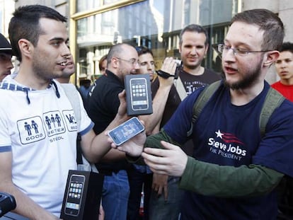 Colas para comprar el iPhone 3G en la Gran Vía madrileña el día de su lanzamiento, el pasado 11 de julio.