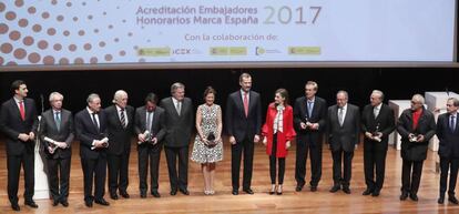 Los Reyes, este martes en Madrid, junto al ministro de Educaci&oacute;n, con los nuevos embajadores honorarios de la Marca Espa&ntilde;a.