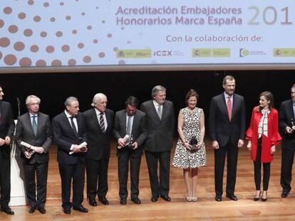 Los Reyes, este martes en Madrid, junto al ministro de Educaci&oacute;n, con los nuevos embajadores honorarios de la Marca Espa&ntilde;a.