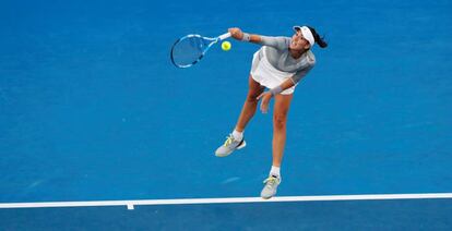 Muguruza sirve durante el partido contra Ponchet.