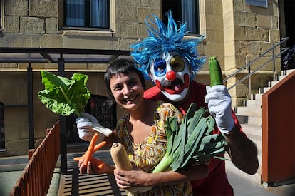 En 2007 se inicia Ekolapiko en tres escuelas infantiles municipales de San Sebastián. Se trataba de trabajar con los cocineros, darles herramientas para trabajar de otra manera, y buscar una red de proveedores que se comprometiera cultivar producto ecológico, explica Txema Hernández, de la fundación Cristina Enea. Esta organización ayudó a diseñar y lanzar la iniciativa, pero, perfeccionada la herramienta -que hoy usan medio centenar de escuelas, dice Hernández-  pasaron a otros proyectos. En la imagen, la nutricionista y cocinera Sabrina Pato, junto al payaso Porrotx, en 2011, durante la presentación del arranque de curso de Ekolapiko. 

