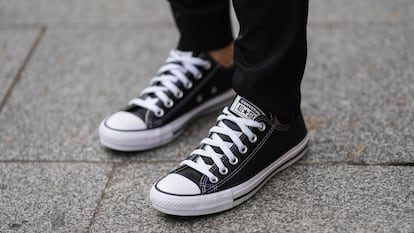Artículo de EL PAÍS Escaparate que describe cinco zapatillas en oferta de la marca Converse rebajadas hasta un 50%.