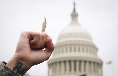 Un activista pro cannabis sostiene un &#039;porro&#039; durante una reciente manifestaci&oacute;n en Washington.